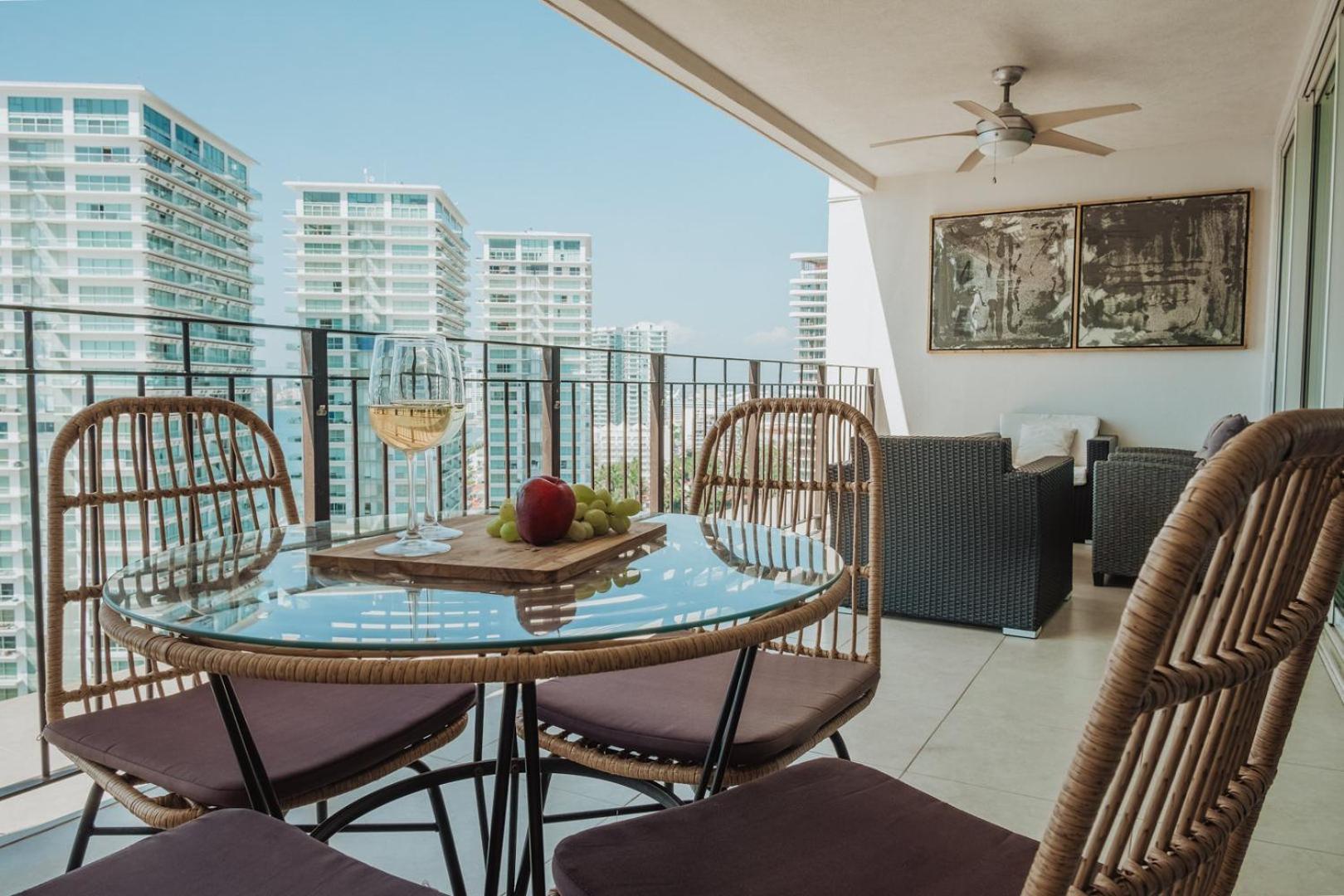 Grand Venetian Beachfront Condos ปูแอร์โตบาญาร์ตา ภายนอก รูปภาพ