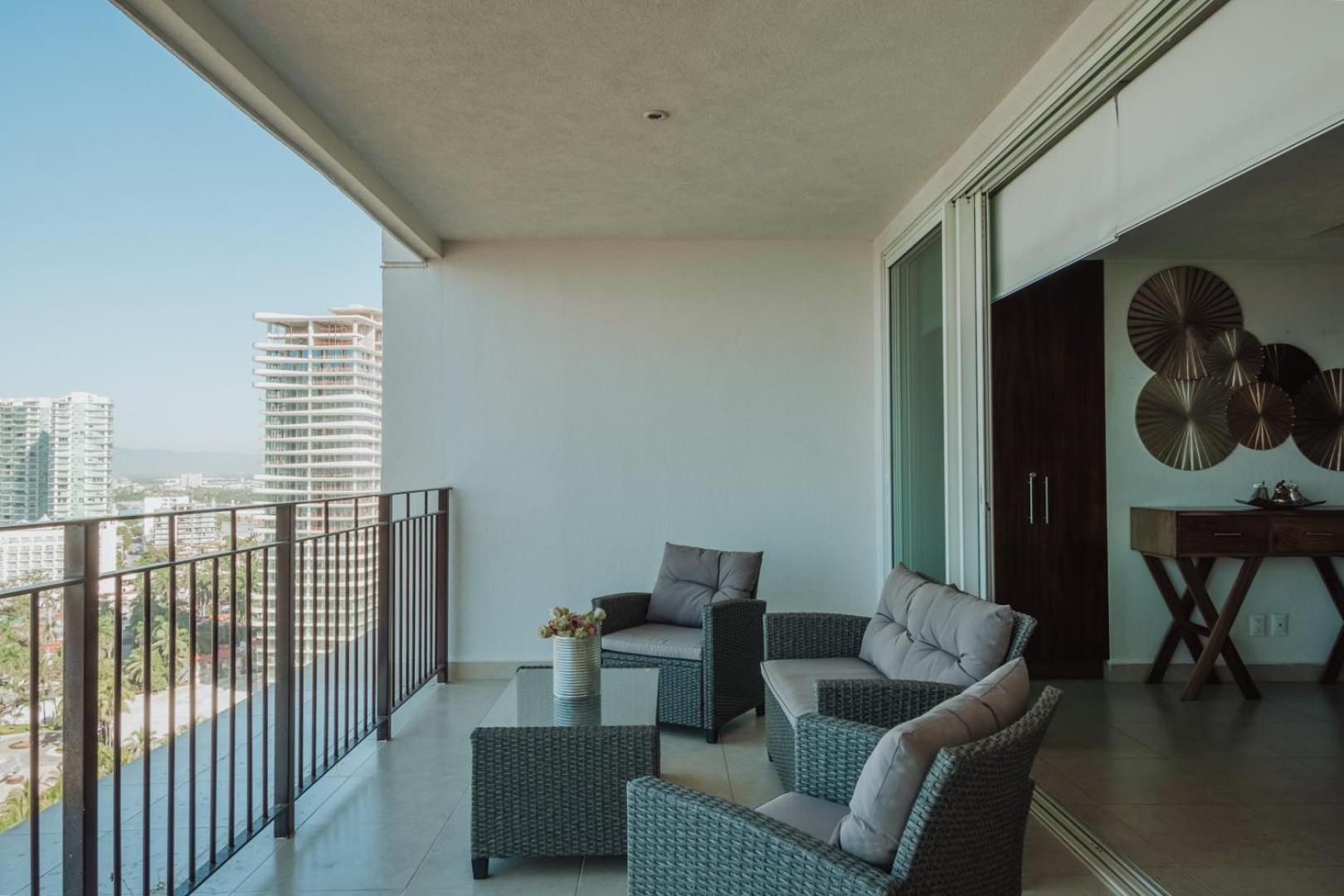 Grand Venetian Beachfront Condos ปูแอร์โตบาญาร์ตา ภายนอก รูปภาพ